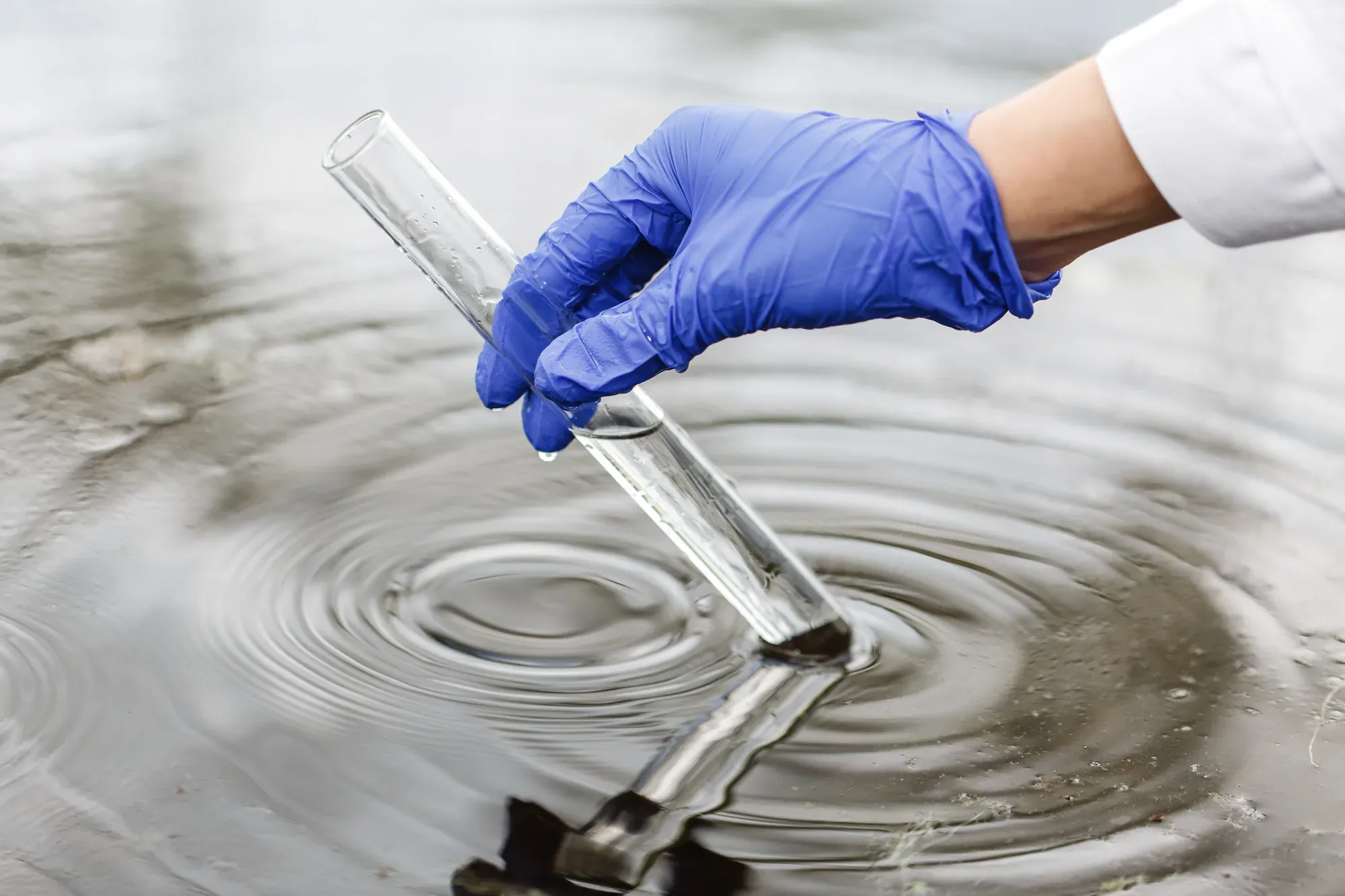 Toma de muestra de agua para análisis hidrológico